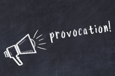 Hoparlör çizimi ve yazıt provokasyonu olan siyah karatahta