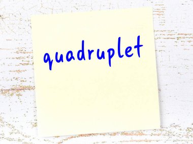 Quadruplet 'i hatırlatma kavramı. Tahta duvarda üzerinde yazı olan sarı yapışkan kağıt.
