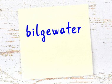 Bilgewater 'ı hatırlatma kavramı. Tahta duvarda üzerinde yazı olan sarı yapışkan kağıt.
