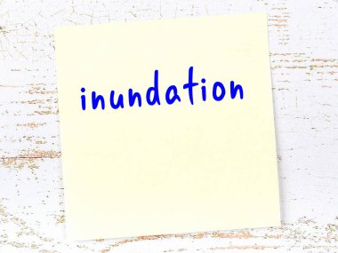 Su baskınını hatırlatma kavramı. Tahta duvarda üzerinde yazı olan sarı yapışkan kağıt.