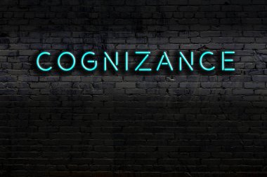 Geceleri duvarda neon levhası var. Yazı bilgisi