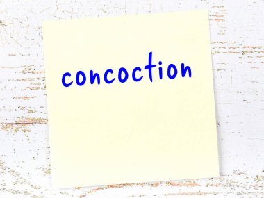 Karışımı hatırlatma kavramı. Tahta duvarda üzerinde yazı olan sarı yapışkan kağıt.