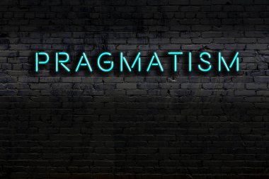 Geceleri duvarda neon levhası var. Yazı pragmatizmi