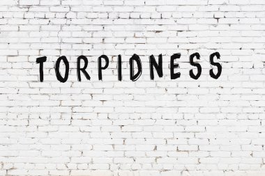 Beyaz tuğla duvara siyah boya ile yazılmış yazıtlar..