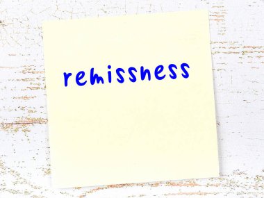 Tahta duvardaki sarı yapışkan notta el yazısıyla yazılmış kayıtsızlık var.