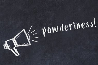 Hoparlörün tebeşir çizimi ve siyah masanın üzerine el yazısı tozu.