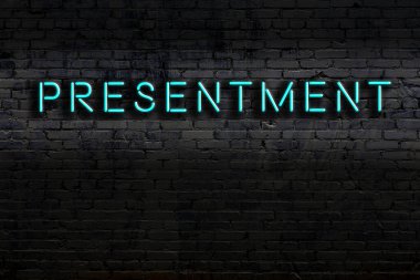 Duvara yazı kazınmış neon tabela. Gece görünümü