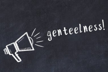 Hoparlörün tebeşir çizimi ve siyah masanın üzerine el yazısıyla yazılmış kibarlık.