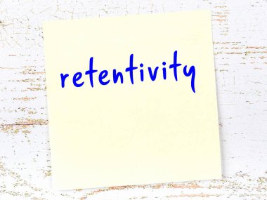 Tutuculuğu hatırlatma kavramı. Tahta duvarda üzerinde yazı olan sarı yapışkan kağıt.