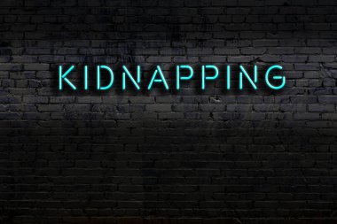 Geceleri duvarda neon levhası var. Adam kaçırma.