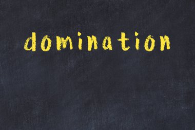 Üzerinde el yazısıyla yazılmış bir yazı tahtası olan üniversite tahtası.