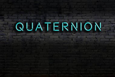 Tuğla duvara yazı yazan neon levhası. Gece görünümü