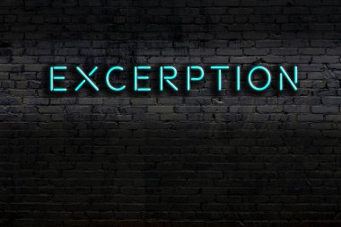 Geceleri duvarda neon levhası var. Yazı alıntısı