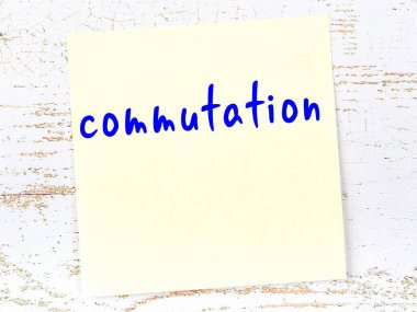 Tahta duvardaki sarı yapışkan notta el yazısıyla değiştirilmiş.