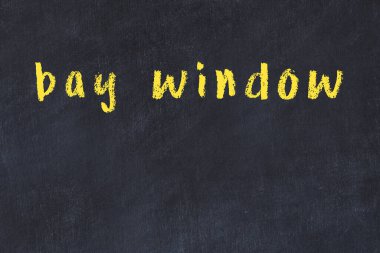 Üzerinde el yazısı yazı tahtası olan üniversite yazı tahtası.