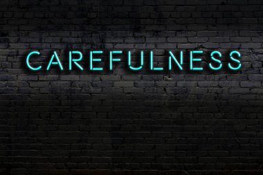 Geceleri duvarda neon levhası var. Yazıt dikkati