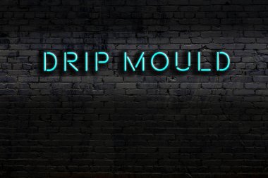 Geceleri duvarda neon levhası var. Yazı damlası kalıbı