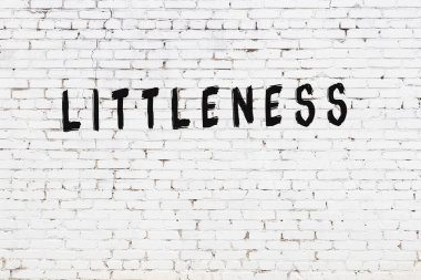 Beyaz tuğla duvara siyah boya ile yazılmış yazılar..