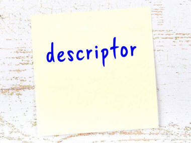 Tahta duvardaki sarı yapışkan notta el yazısı tanımlayıcı var.