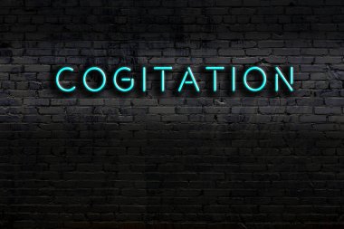 Geceleri duvarda neon levhası var. Yazı kodlaması