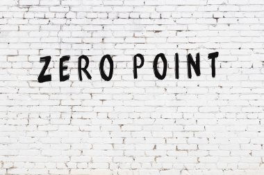 Üzerinde sıfır noktası olan beyaz tuğla duvar. Siyah boyayla yazılmış.