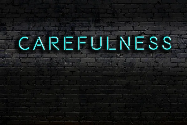 Geceleri duvarda neon levhası var. Yazıt dikkati