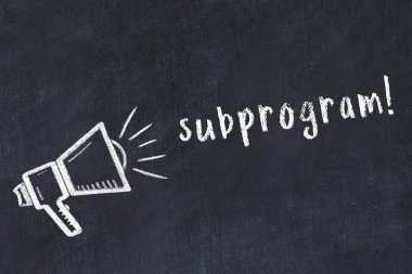 Hoparlörlerin tebeşir çizimi ve siyah masanın üzerine el yazısıyla yazılmış altyazı programı