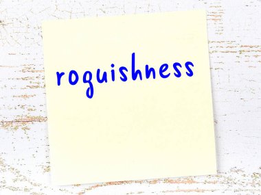 Tahta duvardaki sarı yapışkan notta el yazısıyla yazılmış düzenbazlık var.