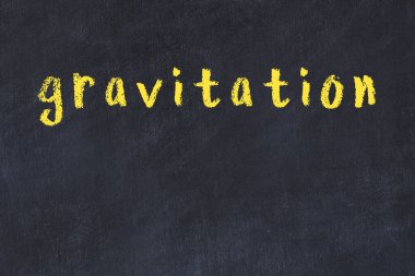 Üzerinde el yazısıyla yazması yer çekimi olan üniversite yazı tahtası.