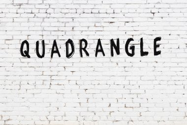 Üzerinde siyah boya bulunan beyaz tuğlalı duvar.