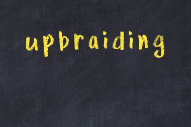 Üzerinde el yazısıyla yazılmış yazı tahtasıyla birlikte.