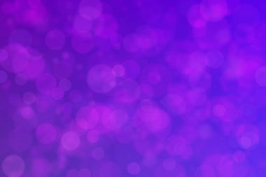 Çember şeklindeki bokeh noktalarıyla odaklanmış mor soyut arkaplan
