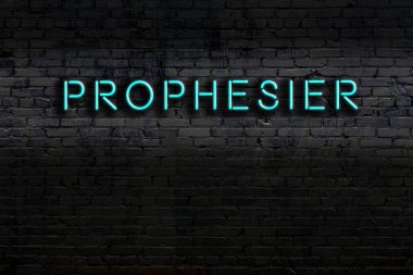 Tuğla duvara karşı kehanet yazan neon tabela. Gece görünümü