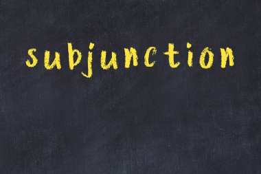 Üzerinde elle yazılmış yazı olan bir kolej tahtası.