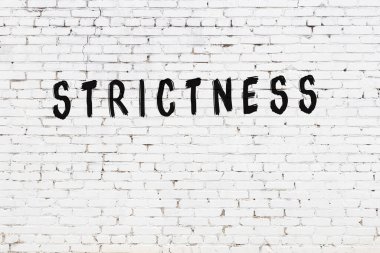 Üzerinde yazı olan beyaz tuğla duvar. Elle yazılmış siyah boya.