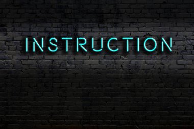 Geceleri duvarda neon levhası var. Yazı talimatı