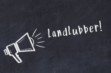 Hoparlörün tebeşir çizimi ve siyah masanın üzerine el yazısıyla yazılmış kara adamı.