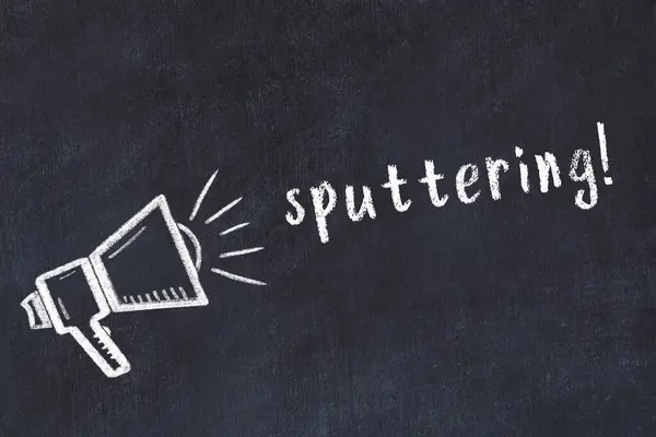 Hoparlörün tebeşir çizimi ve siyah masanın üzerine el yazısıyla yazılmış tükürük.