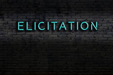 Duvara yazı kazınmış neon levhası. Gece görünümü