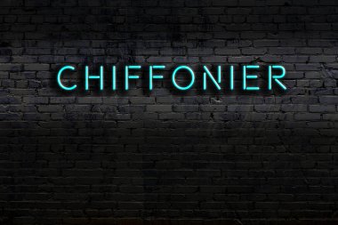 Duvara yazı şifoniyeri asılmış neon tabela. Gece görünümü