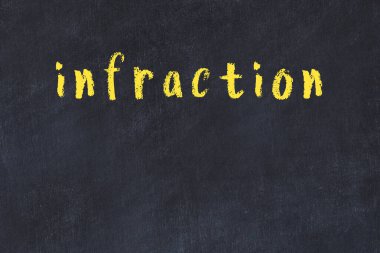 Siyah masadaki tebeşir el yazısıyla yazılmış yazı ihlali.