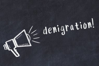 Hoparlörlerin tebeşir çizimi ve siyah masaya el yazısı karalama