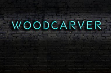 Geceleri duvarda neon levhası var. Yazı oymacısı