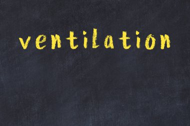 Siyah masaya elle yazılmış tebeşir havalandırması.