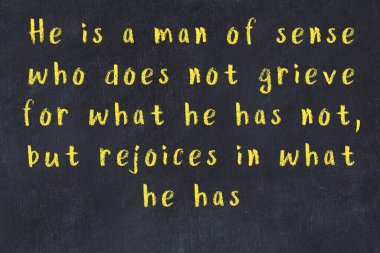 Siyah tahta üzerine akıllı alıntıların el yazması tebeşir yazısı