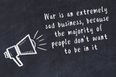 Bir hoparlörün tebeşir çizimi ve siyah karatahtaya el yazısıyla yazılmış alıntılar