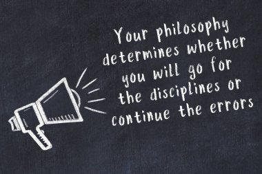 Bir hoparlörün tebeşir çizimi ve siyah karatahtaya el yazısıyla yazılmış alıntılar