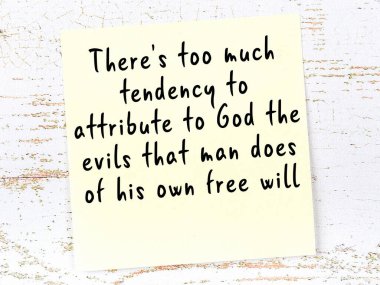 Tahta duvarda asılı sarı yapışkan nota elle yazılmış bilgece bir alıntı.