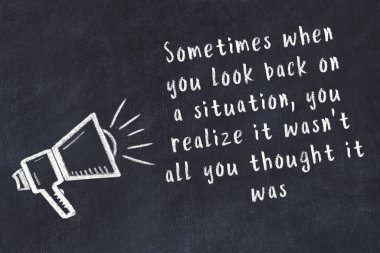 Bilge motivasyonel yazıtlı siyah karatahtaya hoparlör çizimi