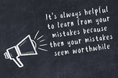 Bilge motivasyonel yazıtlı siyah karatahtaya hoparlör çizimi